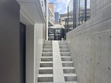 ACPレジデンス中野新橋 階段上部から見た共用部の明るいアプローチ