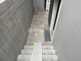 ACPレジデンス中野新橋 階段から見たコンクリート造りの共用通路