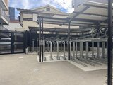ACPレジデンス中野新橋 自転車置き場とバイク駐輪スペースが整備された共用駐車エリア
