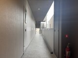 ACPレジデンス中野新橋 明るい採光が入る共用廊下の様子