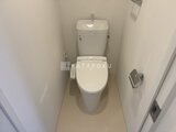 ACPレジデンス中野新橋 清潔感のあるトイレ空間、温水洗浄便座付き