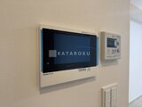 ACPレジデンス中野新橋 壁付きのモニター付きインターホンと室内操作パネル