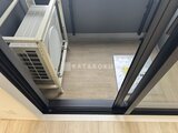 ACPレジデンス中野新橋 エアコン室外機と窓から見たバルコニーの様子