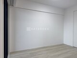ACPレジデンス中野新橋 明るい印象の洋室と清潔感のある床材の様子