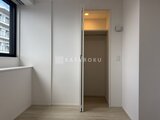 ACPレジデンス中野新橋 明るい光が入る玄関と開放的なウォークインクローゼット
