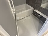 ACPレジデンス中野新橋 浴槽と広めのシャワースペースが備わったバスルーム