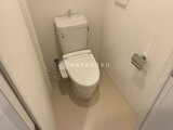 ACPレジデンス中野新橋 温白色で統一された清潔感のあるトイレ空間