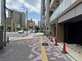 ACPレジデンス浅草 建物前の歩道から見た、周辺建物と街並みが映る開放的な前面道路