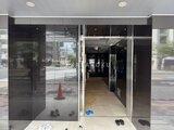 ACPレジデンス浅草 大きなガラス窓と黒を基調とした現代的なエントランス外観
