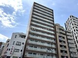 ACPレジデンス浅草 周辺建物に囲まれた立地に建つ、落ち着いた色合いの中層マンショ