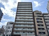 ACPレジデンス浅草 青空を背景に建つグレーの外壁が印象的な現代的な建物外観