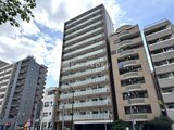 ACPレジデンス浅草 街並みの中に建つ11階建ての落ち着いた色合いの建物外観