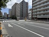 ACPレジデンス浅草 前面道路から見た建物と周辺の街並み