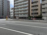 ACPレジデンス浅草 前面道路から見た建物外観と周辺の街並み