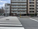 ACPレジデンス浅草 横断歩道から見た建物の外観と周辺街並みの様子