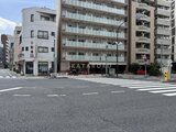 ACPレジデンス浅草 交差点から見た建物と周辺街並みの様子