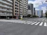 ACPレジデンス浅草 前面道路から見た建物と周辺の街並み