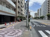 ACPレジデンス浅草 前面道路から見たマンション外観と駅前の街並み