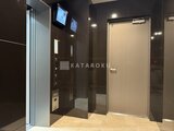 ACPレジデンス浅草 モダンな黒タイル張りのエレベーターホール