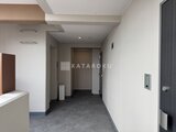 ACPレジデンス浅草 エレベーターホール前の明るい共用廊下