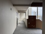 ACPレジデンス浅草 共用廊下から見た明るい採光と都市景観を望む共用部