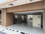 ACPレジデンス浅草 駐輪スペース完備の開放的な建物エントランス