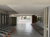 ACPレジデンス浅草 開放的なエントランスホールから外部が見渡せる共用部の様子