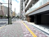 ACPレジデンス浅草 建物前の街路から見た開放的なエントランスアプローチ