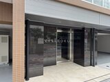 ACPレジデンス浅草 モダンな黒を基調としたガラス張りのエントランス