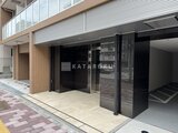 ACPレジデンス浅草 開放的なガラス戸のエントランスと駐車場入口の様子