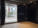 ACPレジデンス浅草 大きなガラス戸から外部通路が見えるエントランスホール