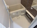 ACPレジデンス浅草 清潔感のあるユニットバス、浴槽とシャワーブースが備わった空間