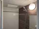 ACPレジデンス浅草 木目調パネルと円形ミラーが落ち着いた雰囲気の浴室