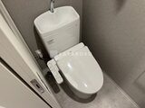 ACPレジデンス浅草 温白色壁に囲まれた清潔感のあるトイレ空間