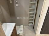 ACPレジデンス浅草 トイレスペースと収納棚が整備された清潔感のあるバスルーム