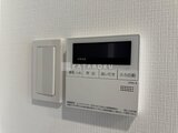 ACPレジデンス浅草 壁に取り付けられたモダンなデザインの給湯器リモコン