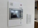 ACPレジデンス浅草 玄関脇に設置されたPanasonicのインターホンと照明スイ
