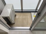 ACPレジデンス浅草 天井窓から光が入る開放的なリビングとエアコン室内機の様子