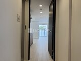 ACPレジデンス浅草 玄関から見た明るく落ち着いた廊下とリビング空間