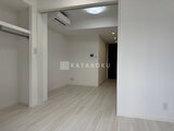 ACPレジデンス浅草 明るいリビングダイニングから玄関方向を見た開放的な空間