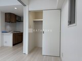 ACPレジデンス浅草 リビングから続く開放的なワンルーム空間とクローゼット
