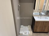 ACPレジデンス浅草 洗面台の奥に配置されたコンパクトな洗濯機置き場