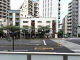 ACPレジデンス浅草 前面道路から見た建物と周辺街並みの景観