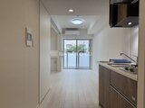 ACPレジデンス浅草 明るい窓からの採光が心地よいキッチン付きの開放的なリビングダ