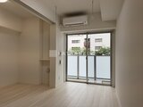 ACPレジデンス浅草 大きな窓から光が入る明るいワンルーム、収納とエアコン完備