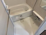 ACPレジデンス浅草 落ち着いた色合いの浴室で、白を基調とした浴槽と床が清潔感のあ