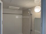 ACPレジデンス浅草 浴室乾燥機と丸型照明が付いたシャワールーム