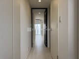 ACPレジデンス浅草 明るい印象の廊下から玄関方向を見た奥行きのある空間