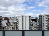 ACPレジデンス浅草 高層階からの開放的な眺望、都市景観と空が広がるバルコニーから