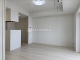ACPレジデンス浅草 明るく開放的なリビングダイニングとキッチンスペースの様子